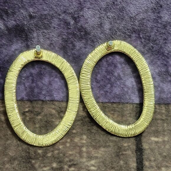 Emerald Green Crystal Earrings - Picture 4 of 9